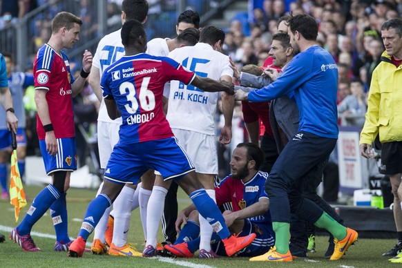 Hektik nach einem Foul zwischen den Baslern mit dem Basler Shkelzen Gashi, sitzend, und den Zuerchern Spielern beim Fussball Meisterschaftsspiel der Super League zwischen dem FC Basel 1893 und dem FC  ...