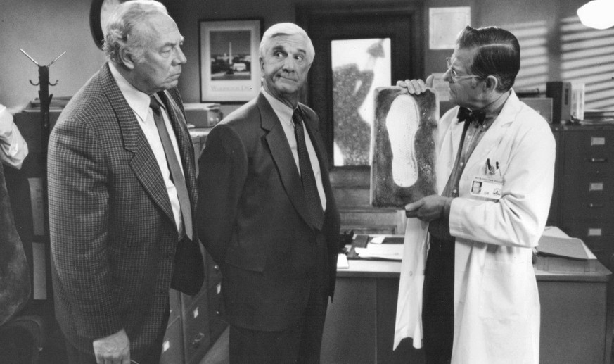 George Kennedy (links) in «Die nackte Kanone zweieinhalb».<br data-editable="remove">