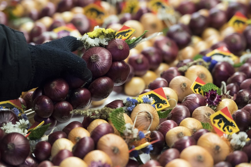 Eine Besucherin kauft einen Zwiebelzopf an einem Verkaufsstand waehrend dem traditionellen &quot;Zibelemaerit&quot;, am Montag, 28. November 2016, in Bern. Der Zibelemaerit findet jeweils am vierten M ...