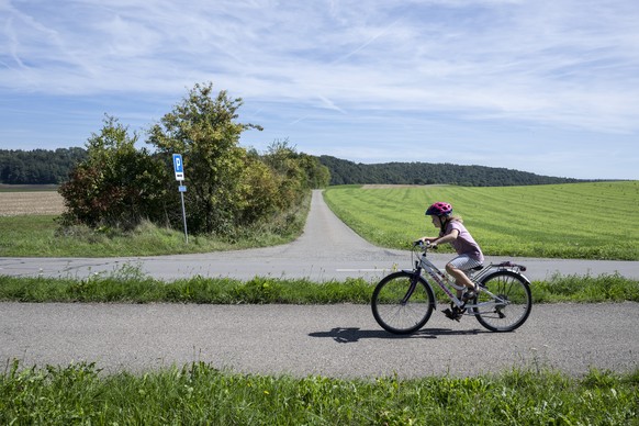 Ein Maedchen faehrt auf dem Rad durch die Region in der das Atomendlager in der vorgesehenen Standortregion Noerdlich Laegern in Stadel ZH am Montag, 12. September 2022. Die Nagra (Nationale Genossens ...