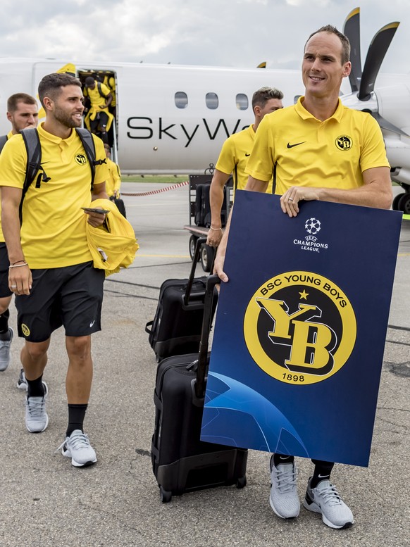 YB&#039;s Steve von Bergen, rechts, und Leonardo Bertone bei ihrer Ankunft am Flughafen Bern nach dem Champions League-Playoff-Rueckspiel zwischen Dinamo Zagreb und BSC Young Boys in Bern am 29. Augus ...