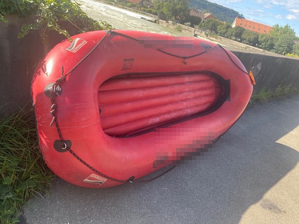 Auf der Reuss bei Gebenstorf AG ist am 2. August ein Schlauchboot gegen ein Wehr getrieben und gekentert. Die Polizei konnte die vier Insassen mit Unterstützung von Anwohnern aus dem Wasser ziehen.