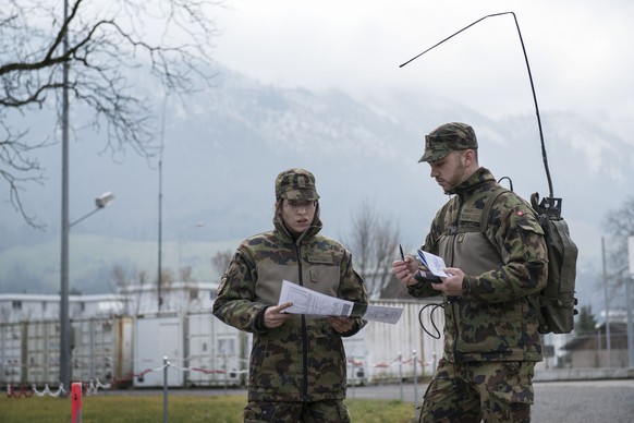 ARCHIVBILD ZUR MELDUNG, DASS DER BUNDESRAT 2021 IM RAHMEN DER ARMEEBOTSCHAFT RUND 2,3 MILLIARDEN IN DIE ARMEE INVESTIEREN WILL, AM DONNERTAG, 18. FEBRUAR 2021 - Bei einem Postenlauf lernen Soldaten de ...