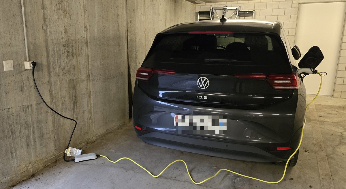 Nur für den Notfall: An der Haushaltssteckdose sollte man E-Autos nicht regelmässig laden.
