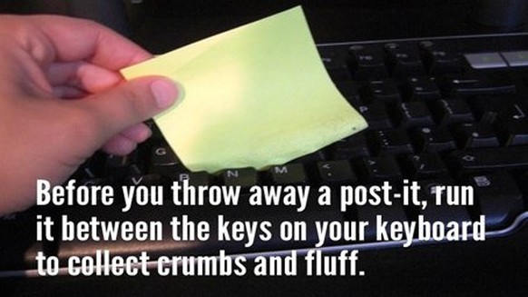 Grüble mit einem Post-It Krümel aus den engen Spalten deiner Tastatur.