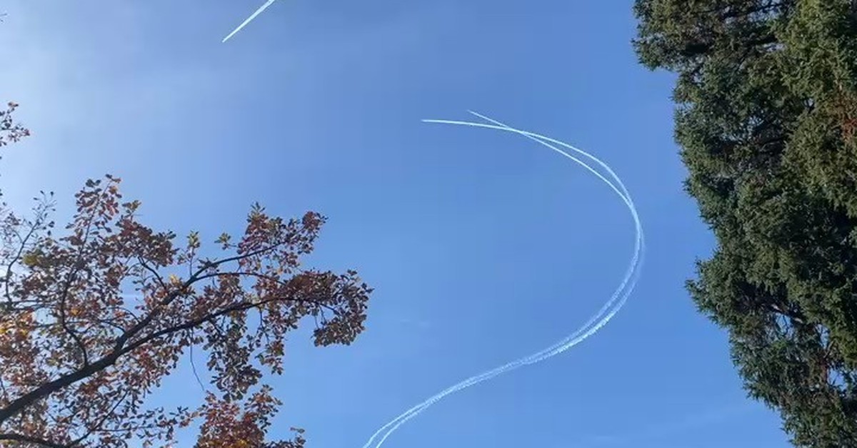 Hier-f-ngt-die-Luftwaffe-ber-Z-rich-ein-Flugzeug-ab-als-bung