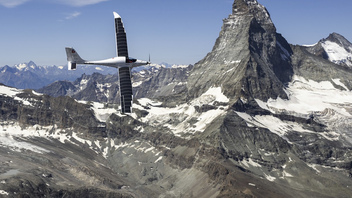 Solarflugzeug-fliegt-um-das-Matterhorn