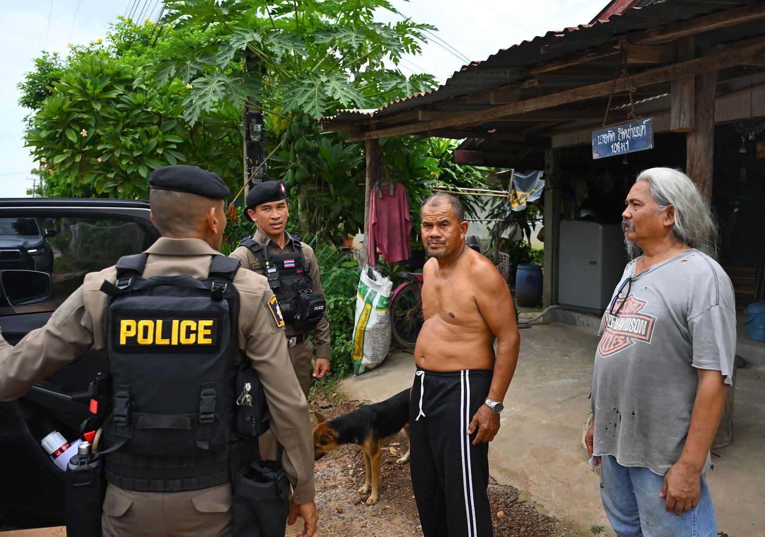 epa12257872 Police officers try to convince villagers to evacuate from an area where clashes between Thai and Cambodian soldiers took place, in Ban Ta Miang, Phanom Dong Rak District, Surin province,  ...