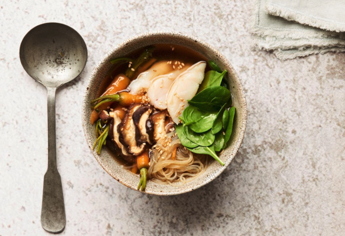 fisch nudel suppe essen food asien asiatisch https://fooby.ch/de/rezepte/12720/fisch-nudel-suppe?gclid=EAIaIQobChMIsO-M28rK2AIV8jLTCh0d3AcgEAAYASAAEgLTY_D_BwE
