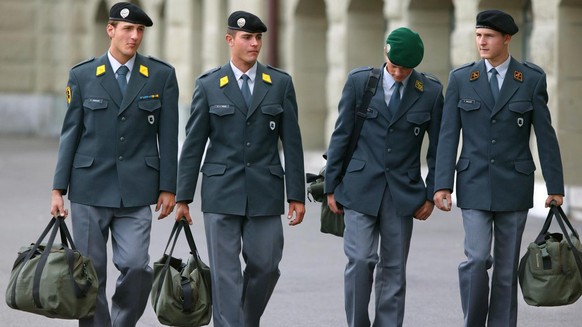 Die Rekruten Severin Gebhart, Adrian von Moos, Daniel Will und Fabian Walker (von links nach rechts) posieren anlaesslich der Rekrutenschule Panzer RS 21-2 am 29. September 2004 auf dem Waffenplatz Th ...