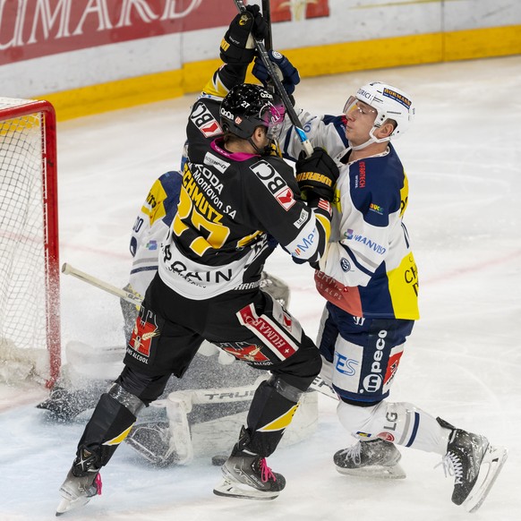 Ajoies Reto Schmutz, links, gegen Ambri-Piottas Juuso Hietanen, rechts, beim Eishockey-Qualifikationsspiel der National League zwischen dem HC Ajoie und dem HC Ambri-Piotta in der Raiffeisen Arena in  ...