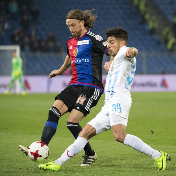 Der Basler Michael Lang, links, im Kampf um den Ball gegen den Zuercher Roberto Rodriguez, rechts, im Viertelfinal des Schweizer Cups zwischen dem FC Basel 1893 und dem FC Zuerich im Stadion St. Jakob ...