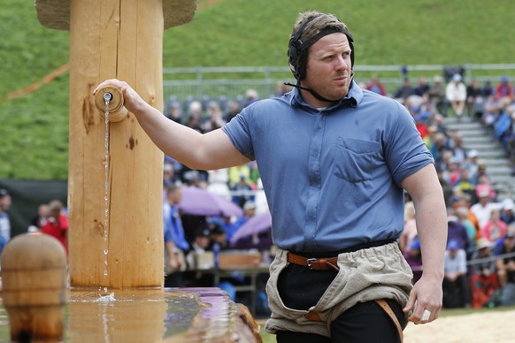 Matthias Glarner am Brunnen, beim Berner Oberlaendischen Schwingfest, am Sonntag, 25. Juni 2017 in Grindelwald. (KEYSTONE/Peter Klaunzer)