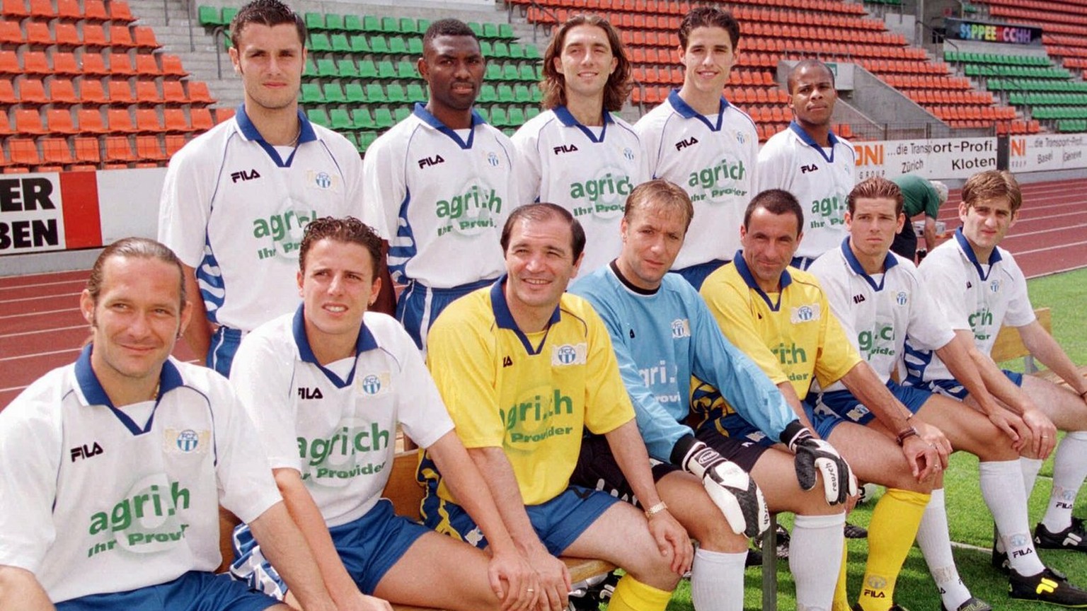 Trainer Raimondo Ponte (3.v.l.) sitzt am Montag, 4. Juli 1999 inmitten der Neuzugaenge des FC Zuerich auf dem Letzigrund. Untere Reihe (vlnr.): Yvan Quentin, Mauro Giannini, Raimondo Ponte, Marco Pasc ...