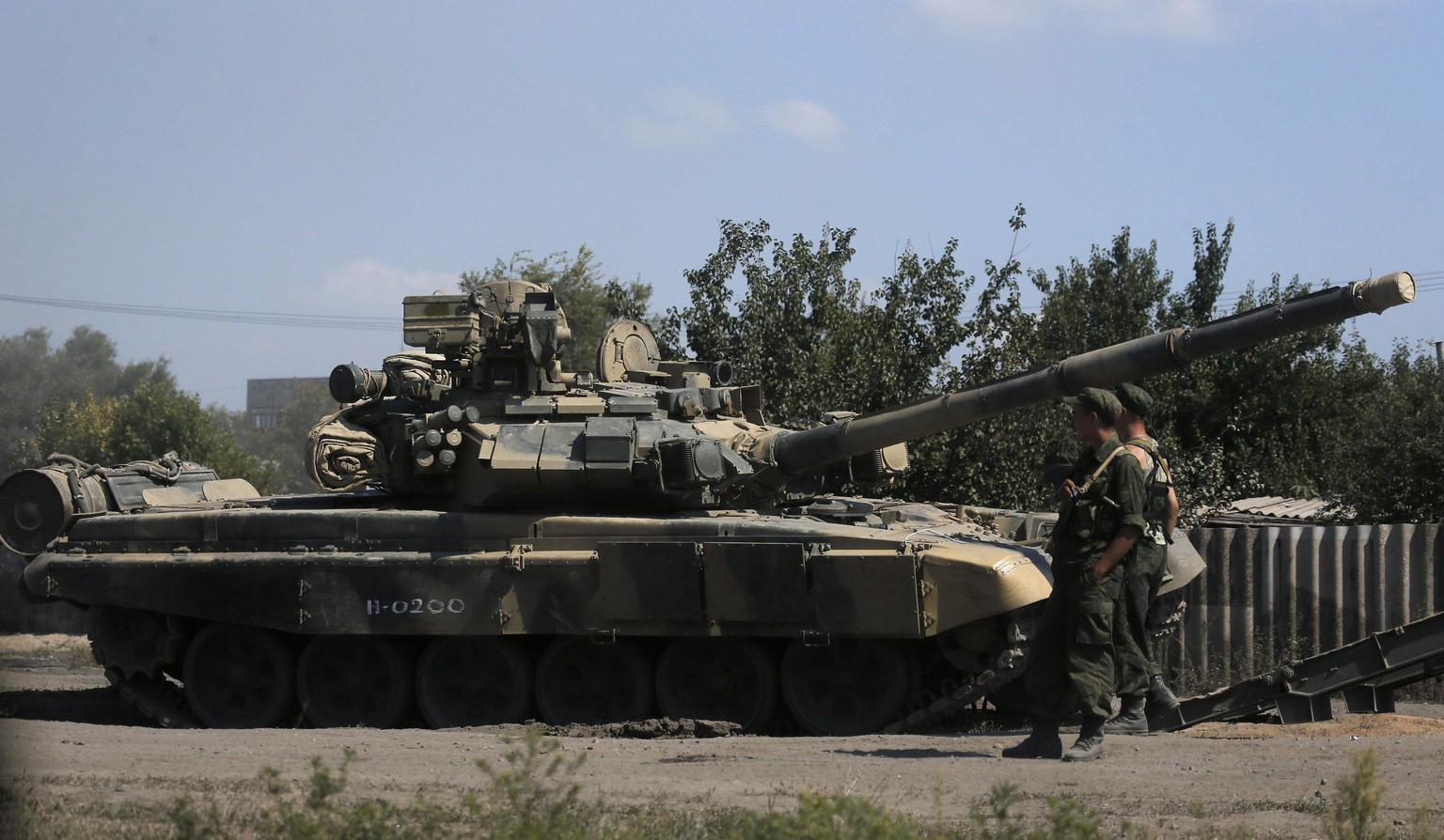 Ein russischer Panzer in der Nähe zur ukrainischen Grenze. Gemäss US-Angaben sollen russische Truppen die Grenze erneut überquert haben.