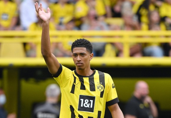 IMAGO / Team 2

Jude Bellingham (Borussia Dortmund) 31.07.2022, Fussball GER, Borussia Dortmund Saisoneröffnung 2022/2023 mit Vorstellung des Profi Kaders und Legendenspiel Foto: Maik Hölter/TEAM2spor ...