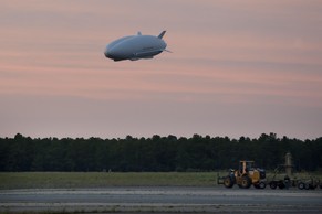 Wegen seiner Form nannte die «Daily Mail» das Luftschiff «The Flying Bum», als «Fliegender Hintern».