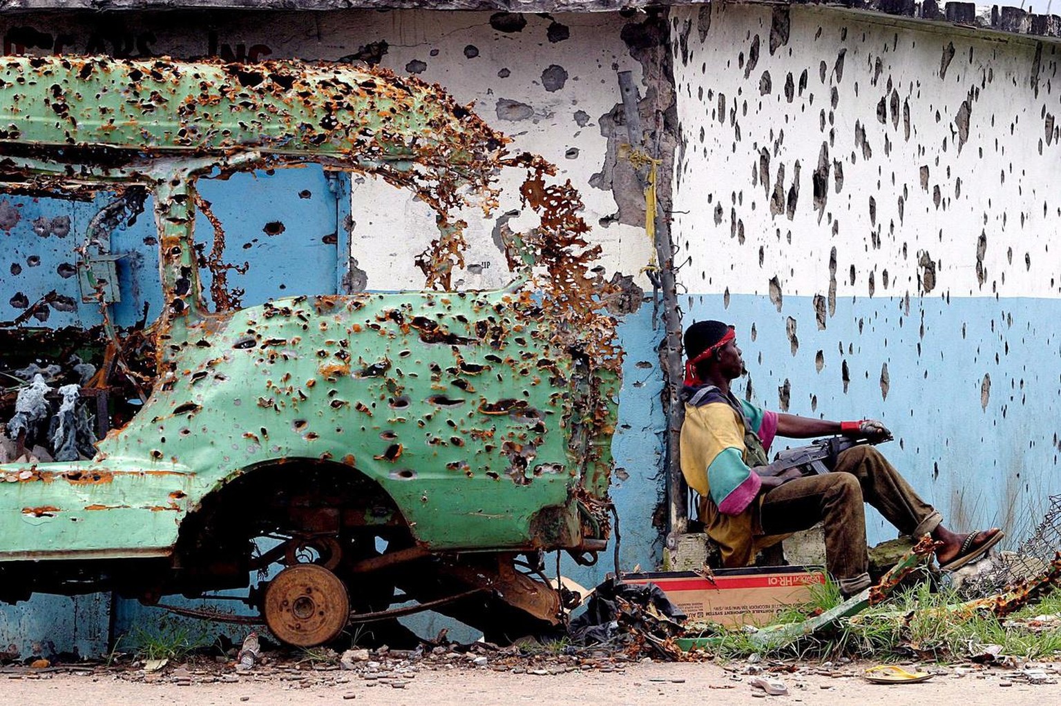 Picture dated 06 August 2003 shows a LURD (Liberians United for Reconciliation and Democracy) rebel observing a cease-fire shortly before the departure of then president Charles Taylor during the coun ...