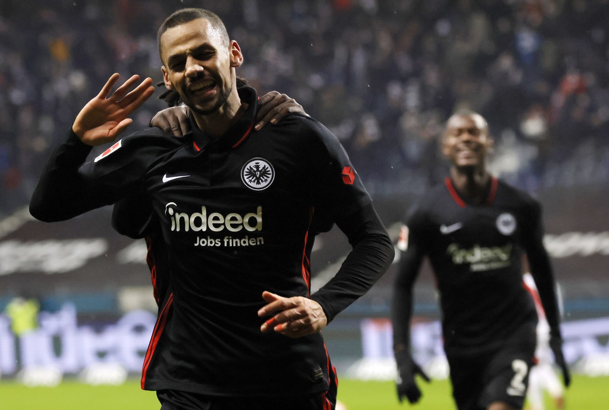 epa09638960 Frankfurt's Djibril Sow (L) celebrates with teammates after scoring the 5-2 lead during the German Bundesliga soccer match between Eintracht Frankfurt and Bayer 04 Leverkusen in Frank ...
