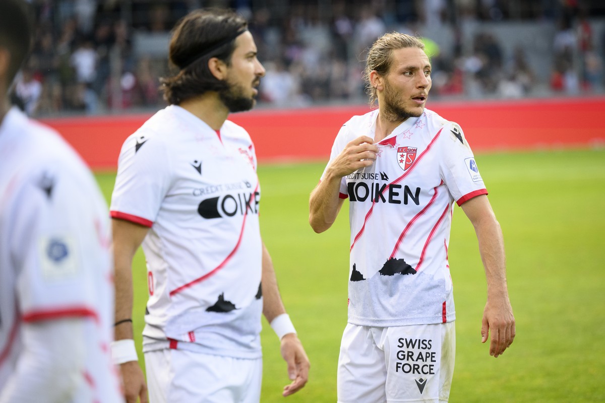 Dennis Iapichino (à gauche), Numa Lavanchy et leurs coéquipiers du FC Sion ont eu les oreilles qui sifflent samedi soir face au Stade Lausanne Ouchy.