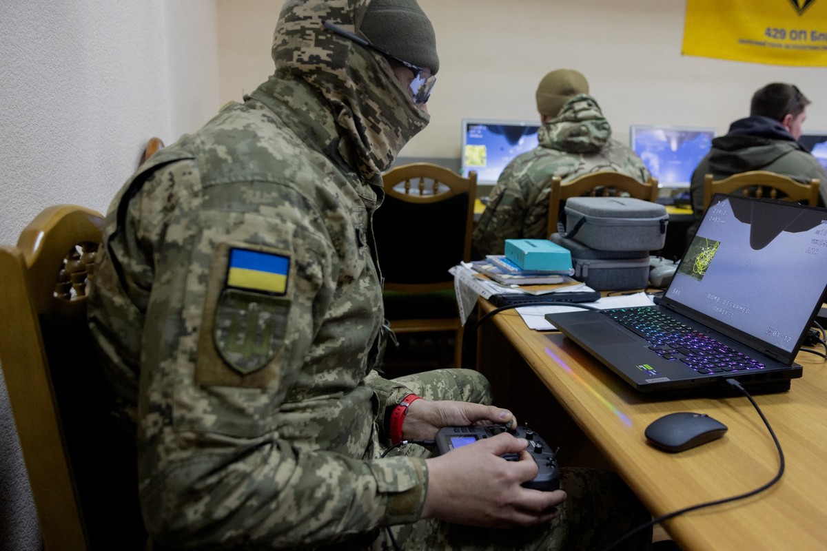 Le 8 avril 2026, en pleine invasion russe de l&amp;#039;Ukraine, des membres d&amp;#039;un groupe privé de formation à la défense aérienne participent à des exercices sur simulateur dans une salle de  ...