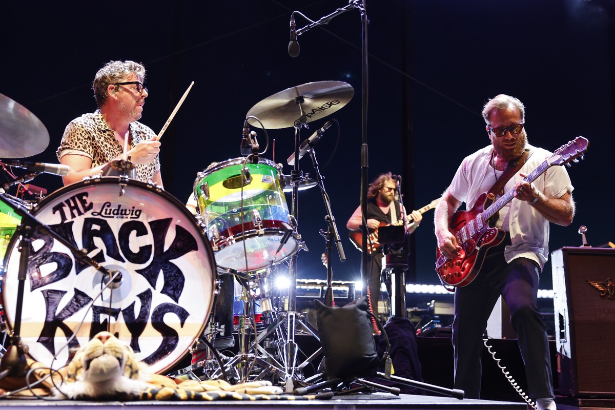 epa12245083 US drummer Patrick Carney (L) and guitarist and vocalist Dan Auerbach (R) of The Black Keys rock band perform on the Lake Stage during the 59th Montreux Jazz Festival (MJF), in Montreux, S ...