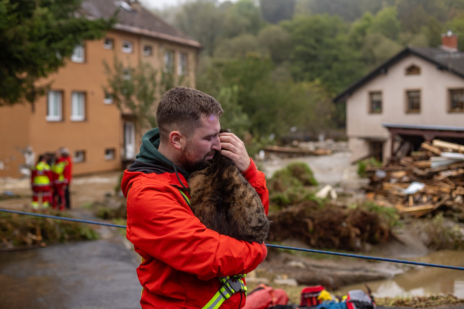 epaselect epa11606165 A local man carries his cat after he was evacuated from house in overfloating Bela river after heavy rain in town of Jesenik, Czech Republic, 15 September 2024. Floods caused by  ...