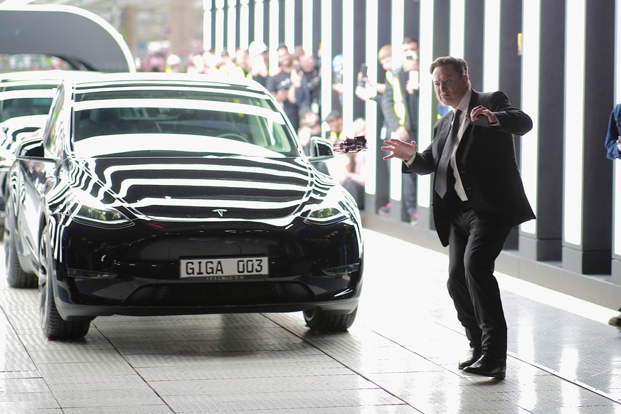 epa09842406 Tesla CEO Elon Musk poses with Tesla vehicles during the opening day of the Tesla &#039;Gigafactory&#039; in Gruenheide near Berlin, Germany, 22 March 2022. EPA/CHRISTIAN MARQUARDT / POOL