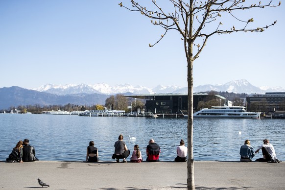 Menschen geniessen das schoene Fruehlingswetter am Vierwaldstaettersee in Luzern am Sonntag, 5. April 2020. (KEYSTONE/Alexandra Wey).