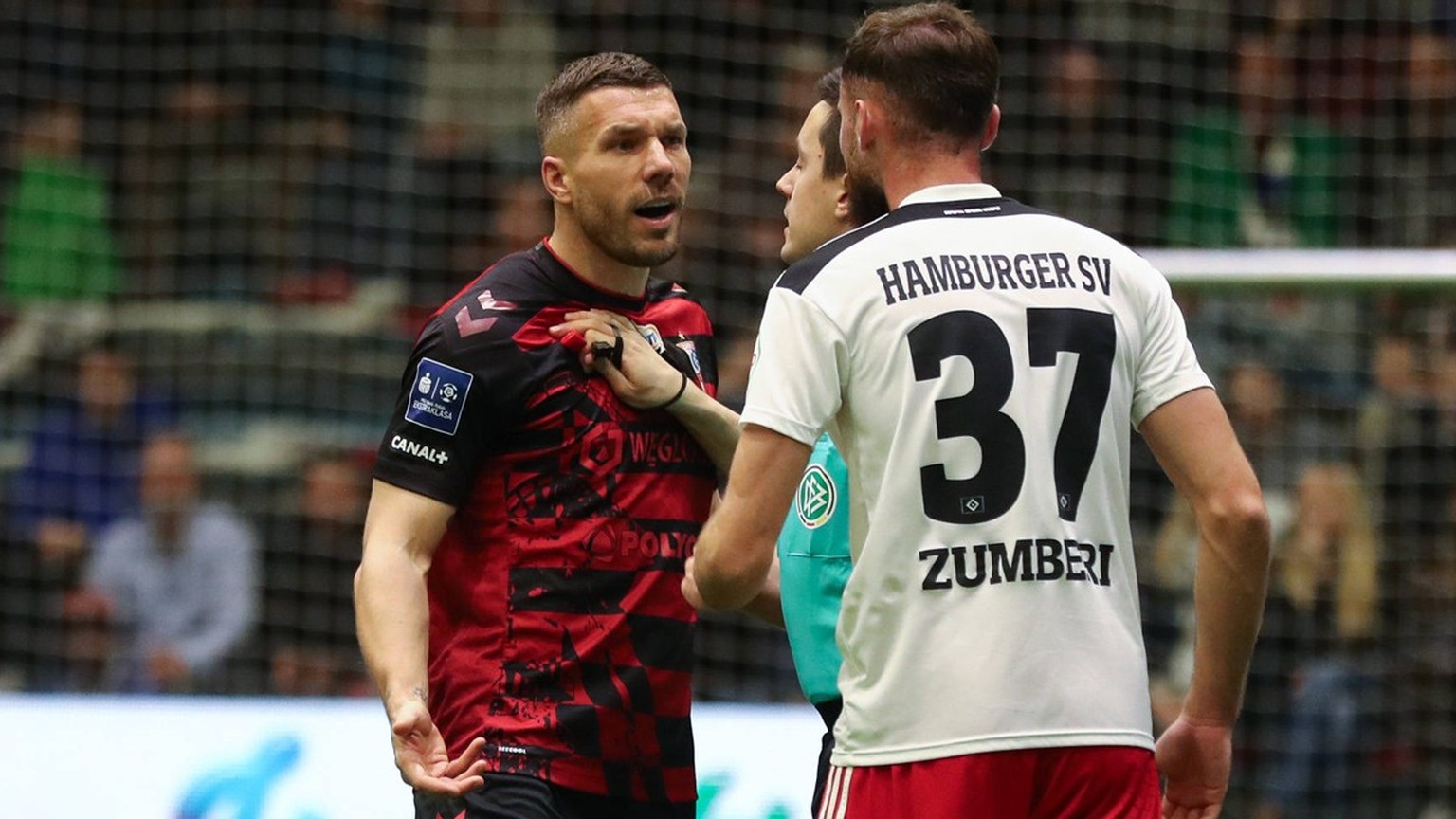 schauinsland reisen cup - Kicken fuer den guten Zwecke, Poldi grillt den Henssler, 08.01.2023, SCHWALBE arena, Gummersbach Lukas PODOLSKI Górnik Zabrze, 10 uneinig mit Valon ZUMBERI Hamburger SV, 37,  ...