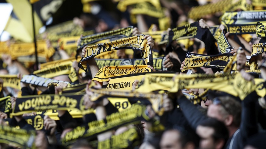 YB Fans halten ihre Schals hoch, waehrend dem Super League Spiel zwischen dem BSC Young Boys Bern und dem FC St. Gallen, am Sonntag, 1. Oktober 2017 im Stade de Suisse in Bern. (KEYSTONE/Peter Klaunze ...