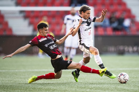 Le joueur neuchatelois Samir Ramizi, gauche, lutte pour le ballon avec le milieu luganais Numa Lavanchy, droite, lors de la rencontre de football de Super League entre Neuchatel Xamax FCS et le FC Lug ...