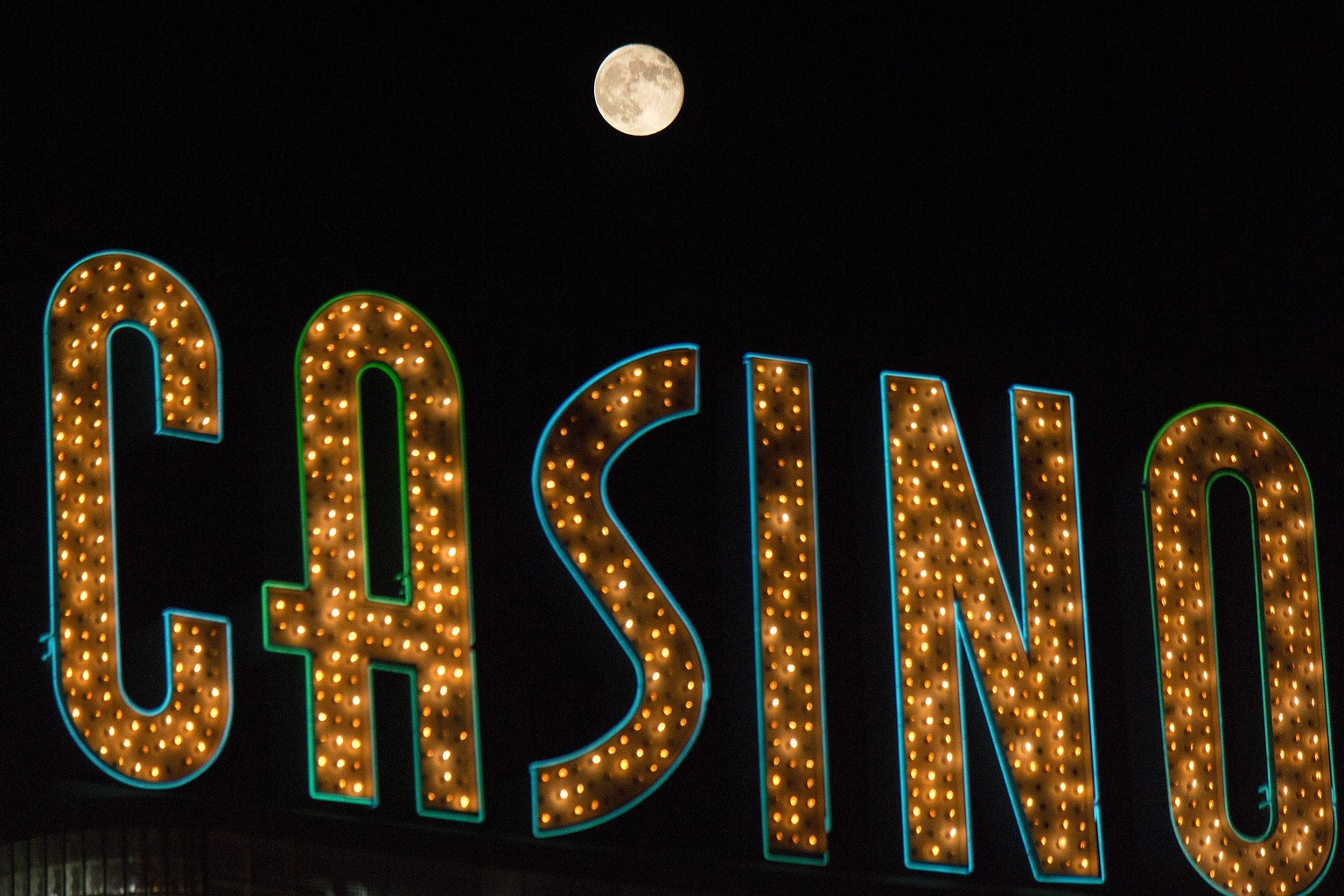 Der Supermond über dem Hollywood Park Casino am 9. September 2014 in Inglewood, Kalifornien.&nbsp;