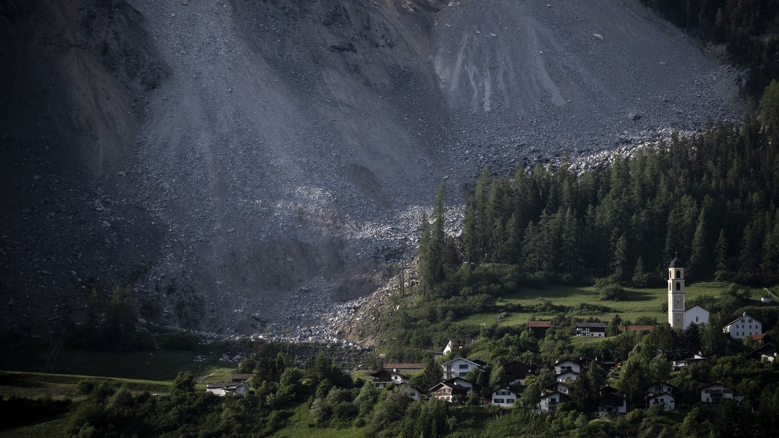 Blick auf das Dorf Brienz-Brinzauls unter dem &quot;Brienzer Rutsch&quot;, am Freitag, 26. Mai 2023. Die Bewohner von Brienz-Brinzauls oberhalb von Tiefencastel sind evakuiert worden, weil sich die Fe ...