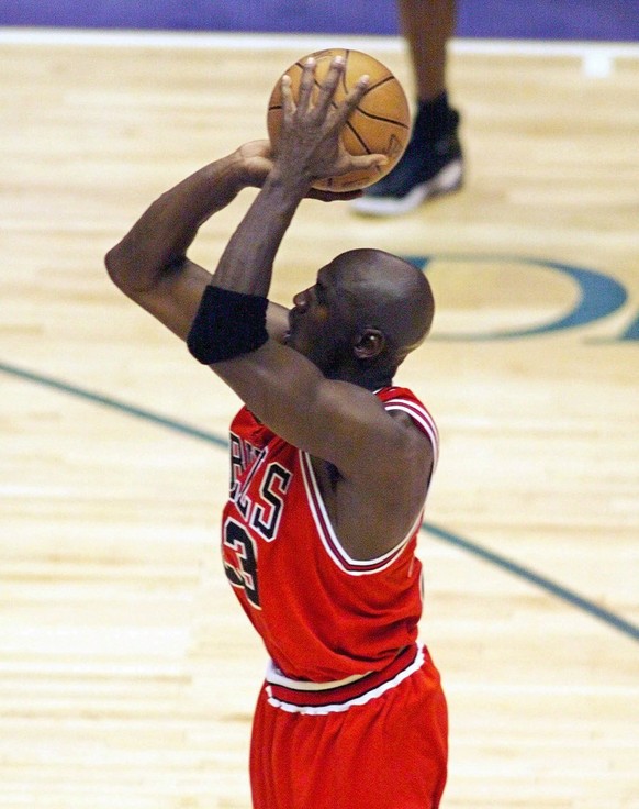 Michael Jordan macht den spielentscheidenden Korb gegen Utah.