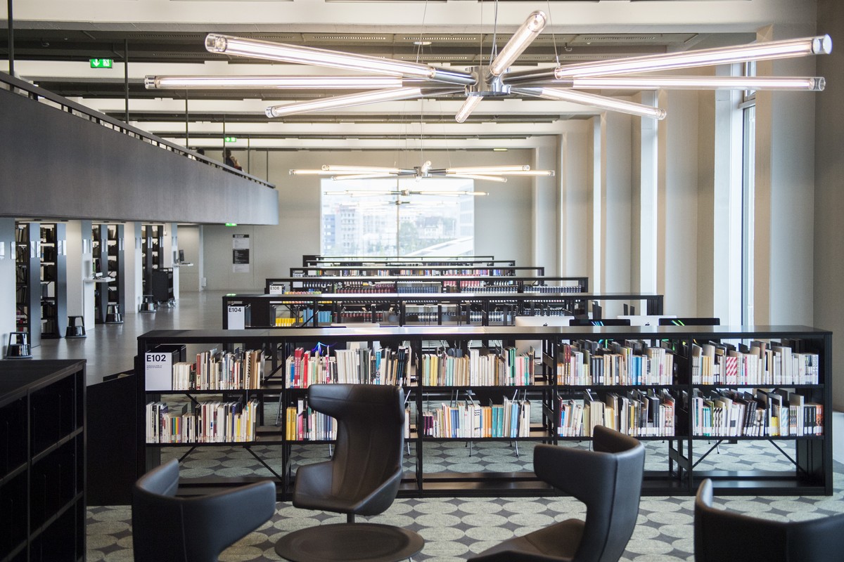Hier noch ein Blick in die Bibliothek des Areals.