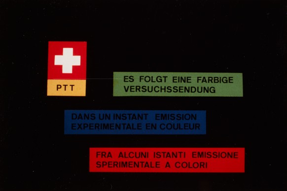 Im Testbetrieb sendet die SRG verschiedene Sendungen versuchsweise in Farbe. Manchmal wird auch nur ein Testbild gesendet. Repro eines Dias für TV-Versuchssendungen, 1968. Die Ausstrahlung erfolgt via ...