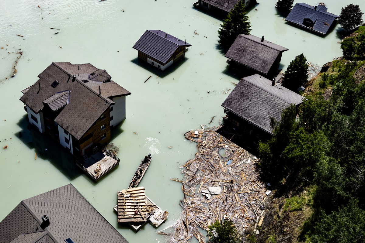 Une vue aerienne montre une barque qui navigue, sur le lac forme apres l'eboulement, avec des militaires de l'Armee suisse qui enlevent les debris le mardi 24 juin 2025 a Blatten dans le Loe ...