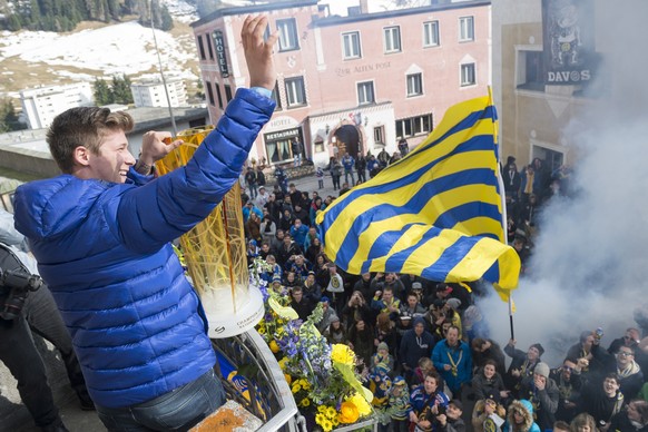 Enzo Corvi, an der Meisterfeier des HC Davos, am Samstag, 18. April 2015, in Davos. Der HC Davos war am Freitag, 10. April 2015 zum 31. Mal Schweizer Eishockey Meister geworden. Sie hatten die Finalse ...