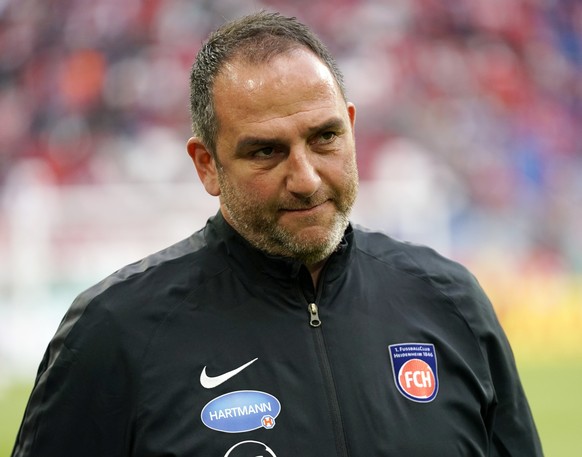 epa07482884 Heidenheim&#039;s head coach Frank Schmidt reacts before the German DFB Cup quarter final soccer match between FC Bayern Munich and 1. FC Heidenheim in Munich, Germany, 03 April 2019. EPA/ ...