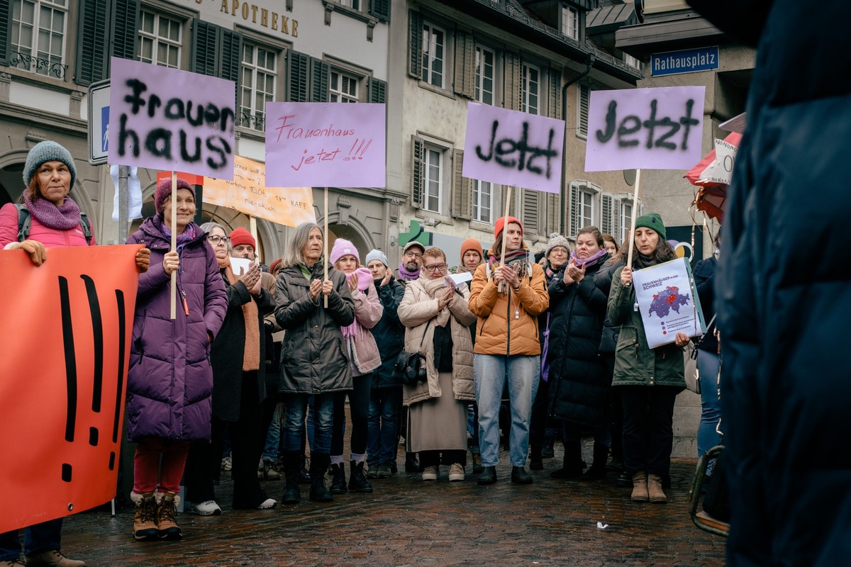 Frauenfeld 01.04.2026 TG - Frauendemo vor dem Frauenfelder Rathaus beim Sämannsbrunnen, wegen Femiziden und fehlendem Frauenhaus im Thurgau.