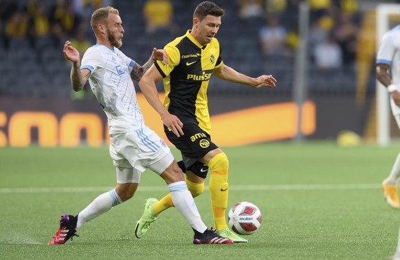 Slovan Bratislava's Joeri de Kamps, left, and Young Boys' Christian Fassnacht, center, fight for the ball during the Champions League second qualifying round, second leg soccer match between ...