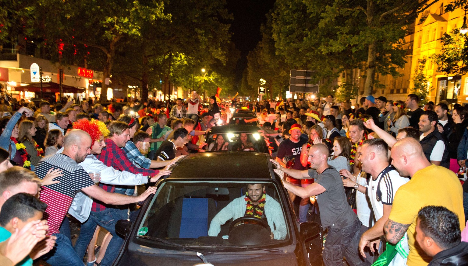 Ausnahmezustand auch auf dem Kurfürstendamm. Da kommt kein Auto durch!