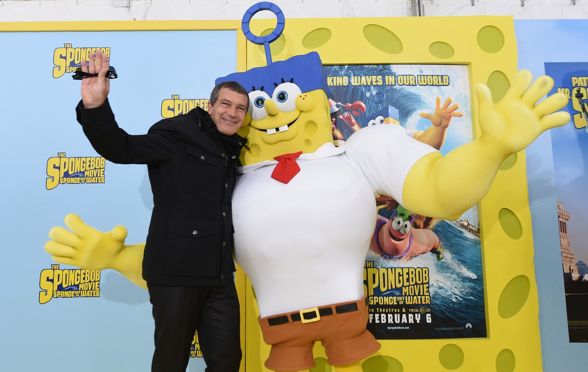NEW YORK, NY - JANUARY 31: Actor Antonio Banderas poses with SpongeBog as he attends the World Premiere of "The SpongeBob Movie: Sponge Out Of Water 3D" at the AMC Lincoln Square on January  ...