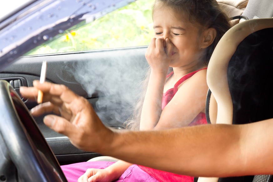 Wenn Kinder im Auto sind, darf in vielen europäischen Ländern nicht mehr geraucht werden. Nicht so in der Schweiz.