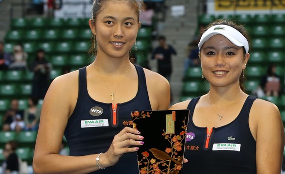 Spain&#039;s Garbine Muguruza, second right, and Carla Suarez Navarro, right, hold their doubles trophy, along with runners-up Taiwans Chan Yung-jan, second left, and Chan Hao-ching, during the award ...