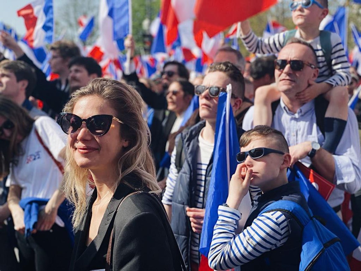 On s'est rendu au dernier meeting de campagne d'Eric Zemmour, le 27 mars 2022, sur la place du Trocadéro, à Paris (cherchez l'erreur).