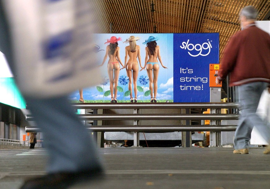 Das umstrittene Plakat eines Unterwaesche Herstellers, das zusammen mit Plakaten von Mode- und Bademode Herstellern zur Zeit in der Schweiz Werbung und Furore macht, wie hier in der Stadt Zuerich, auf ...