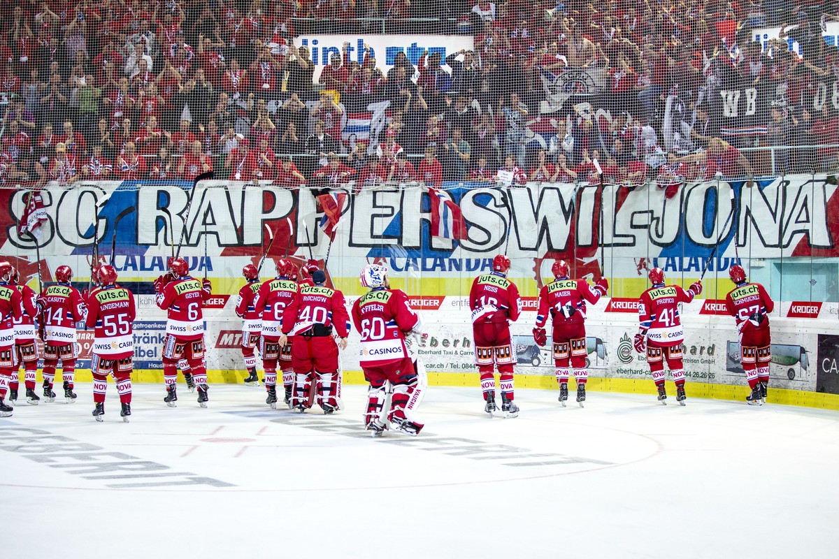 Die Spieler des SC Rapperswil-Jona Lakers Tfeiern ihren 2-1 Sieg im sechsten Eishockey Spiel der Ligaqualifikation der National League zwischen dem SC Rapperswil-Jona Lakers und dem EHC Kloten am Mont ...