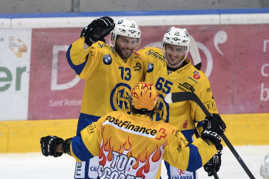 Der Davoser Robert Kousal, links, feiert das Golden Goal zum 2-3 Andres Ambuehl, Mitte und dem Marc Wieser beim Eishockey Meisterschaftsspiel der National League A zwischen dem HC Ambri-Piotta und dem ...